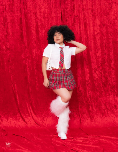 Retrato de modelo en sesión fotográfica profesional en Nuevo Laredo con fondo rojo intenso