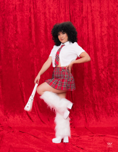 Fotografía creativa femenina en fondo rojo realizada por Alfred’s Model