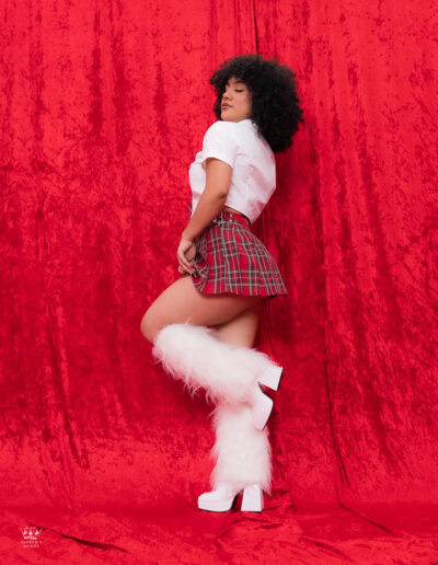 Sesión fotográfica femenina con estética colegial en estudio de fotografía en Nuevo Laredo