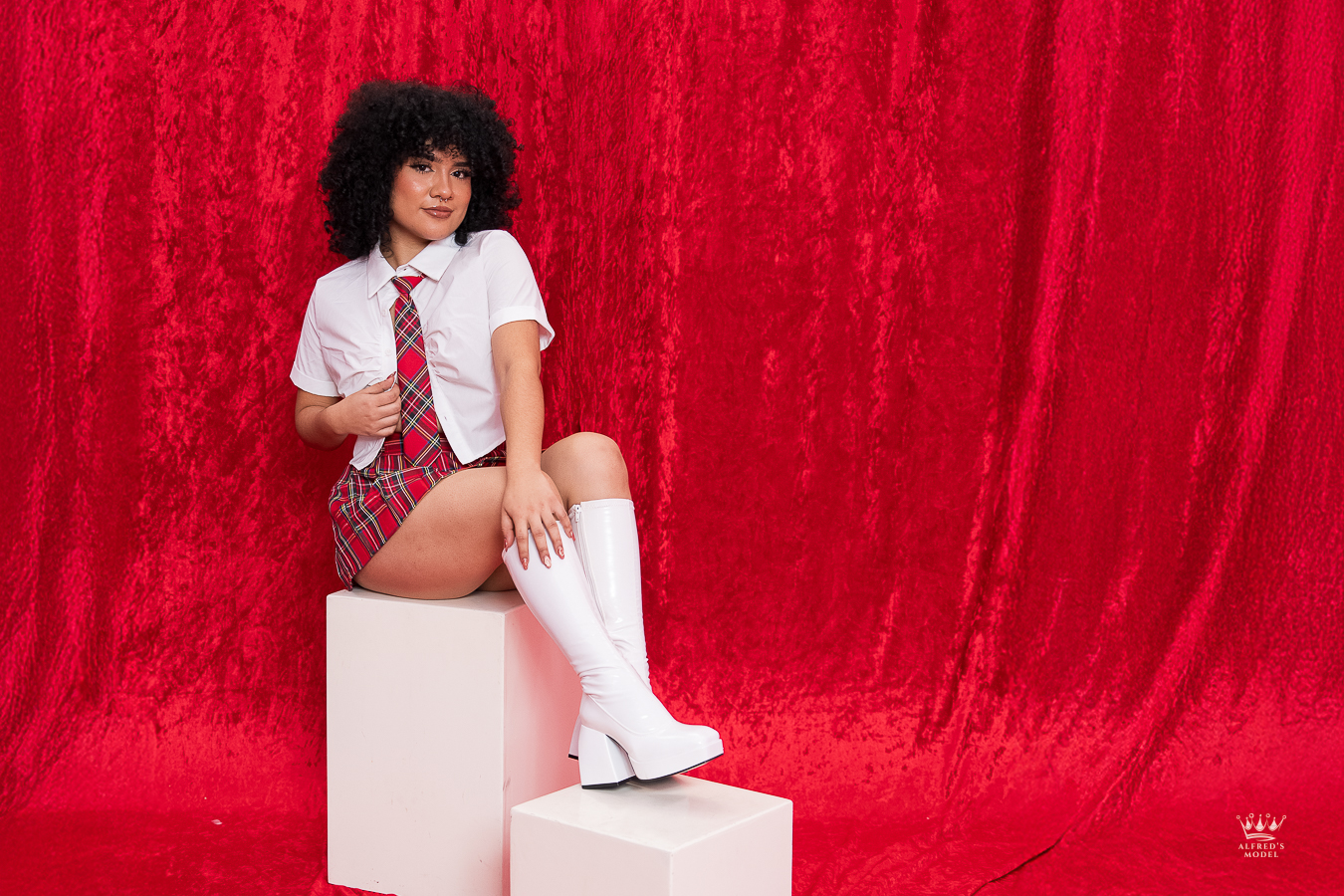 Brianna en sesión fotográfica editorial con fondo rojo en estudio profesional de Alfred’s Model en Nuevo Laredo